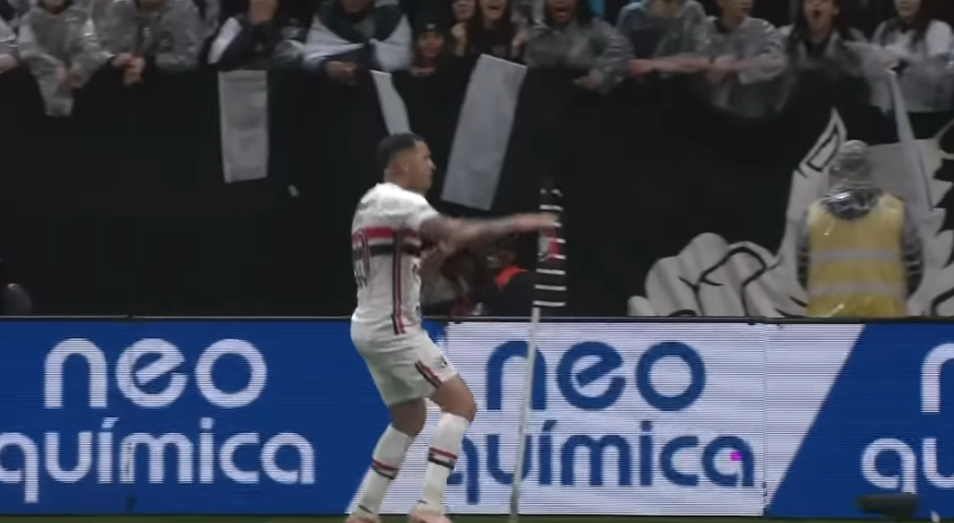 Corinthians vence São Paulo em clássico com confusão e emoção