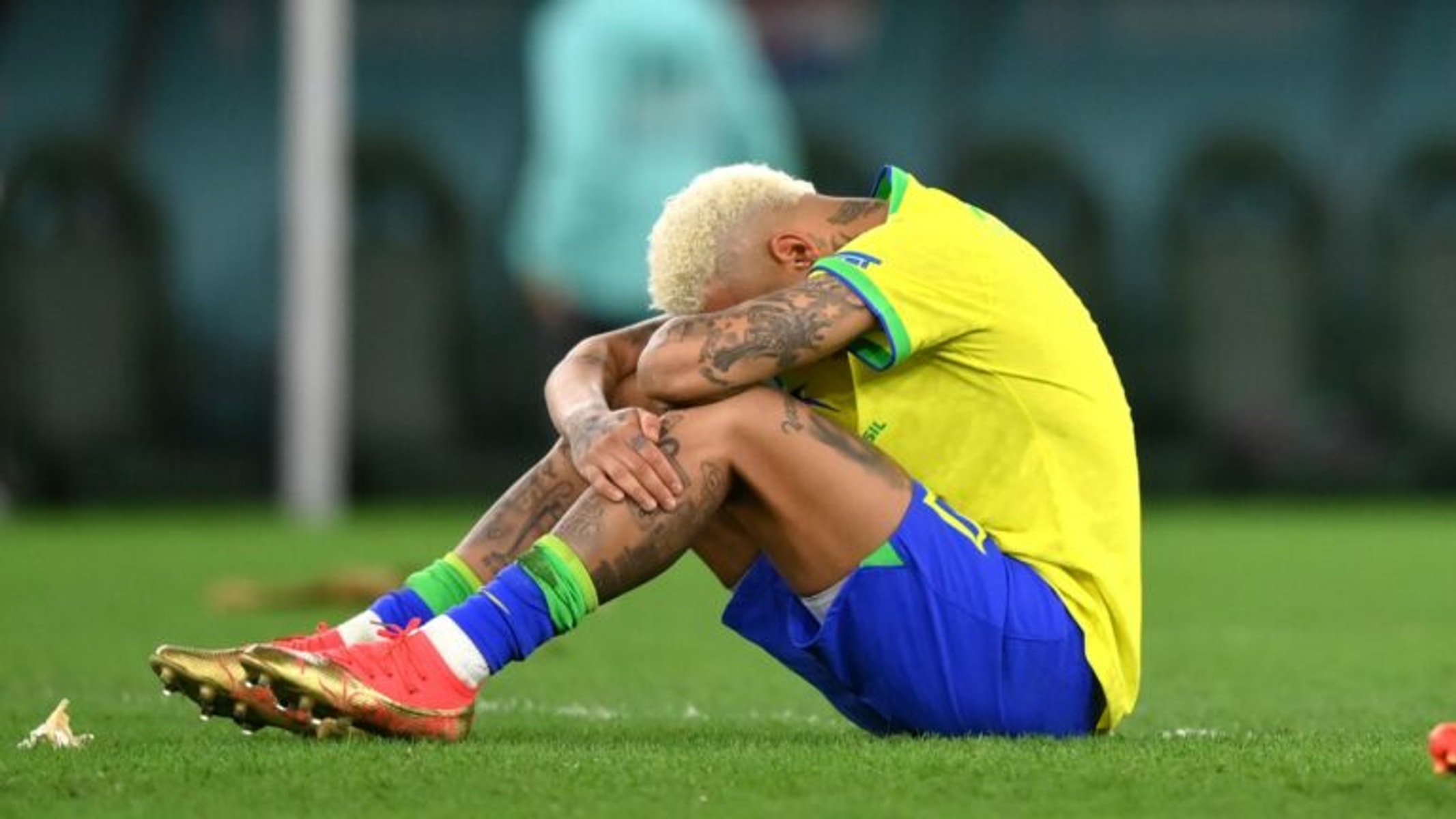 Neymar é poupado por Cuca e desfalca Santos na estreia da Sul-Americana após procedimento no joelho