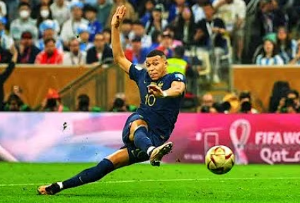 Infantino condena ataques racistas a Mbappé e cobra punição: “Precisamos derrotar o racismo”