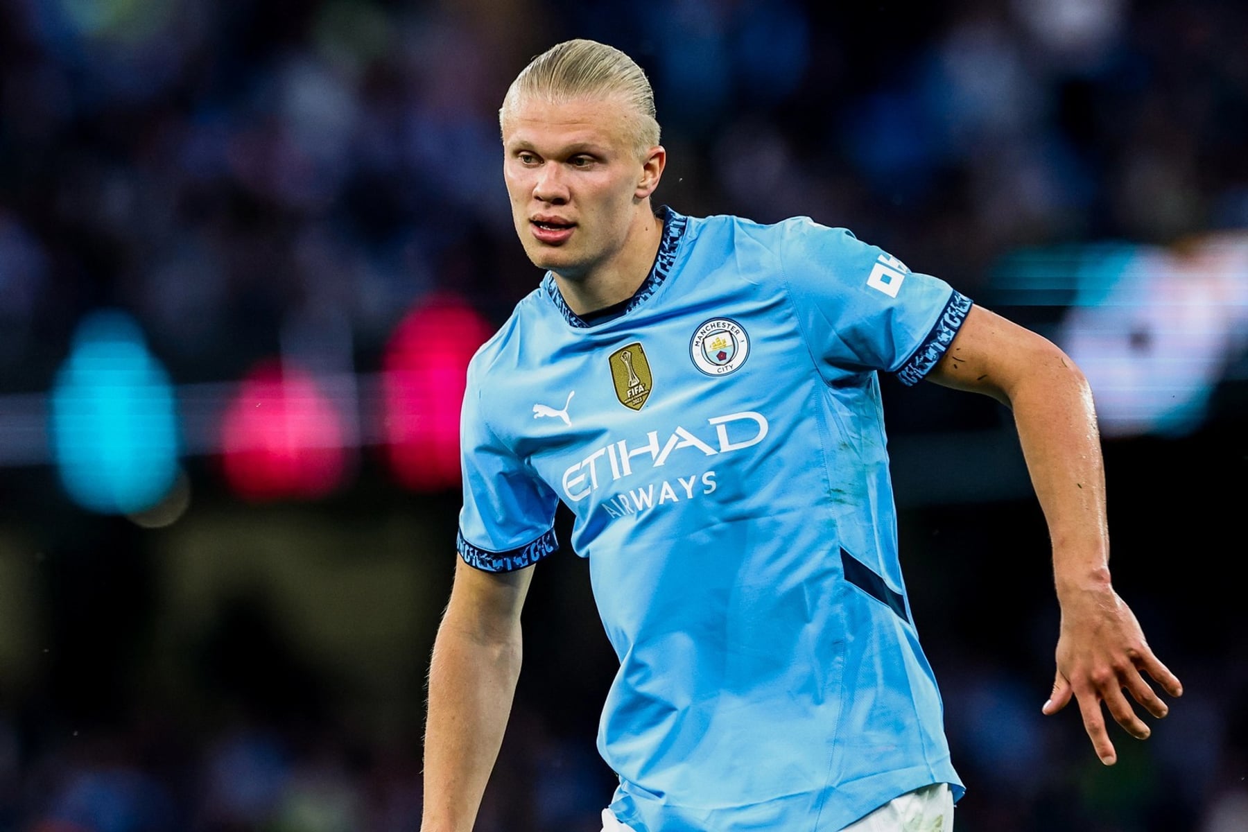 Haaland doa livro raro de R$ 693 mil à biblioteca de sua cidade natal e promove incentivo à leitura na Noruega