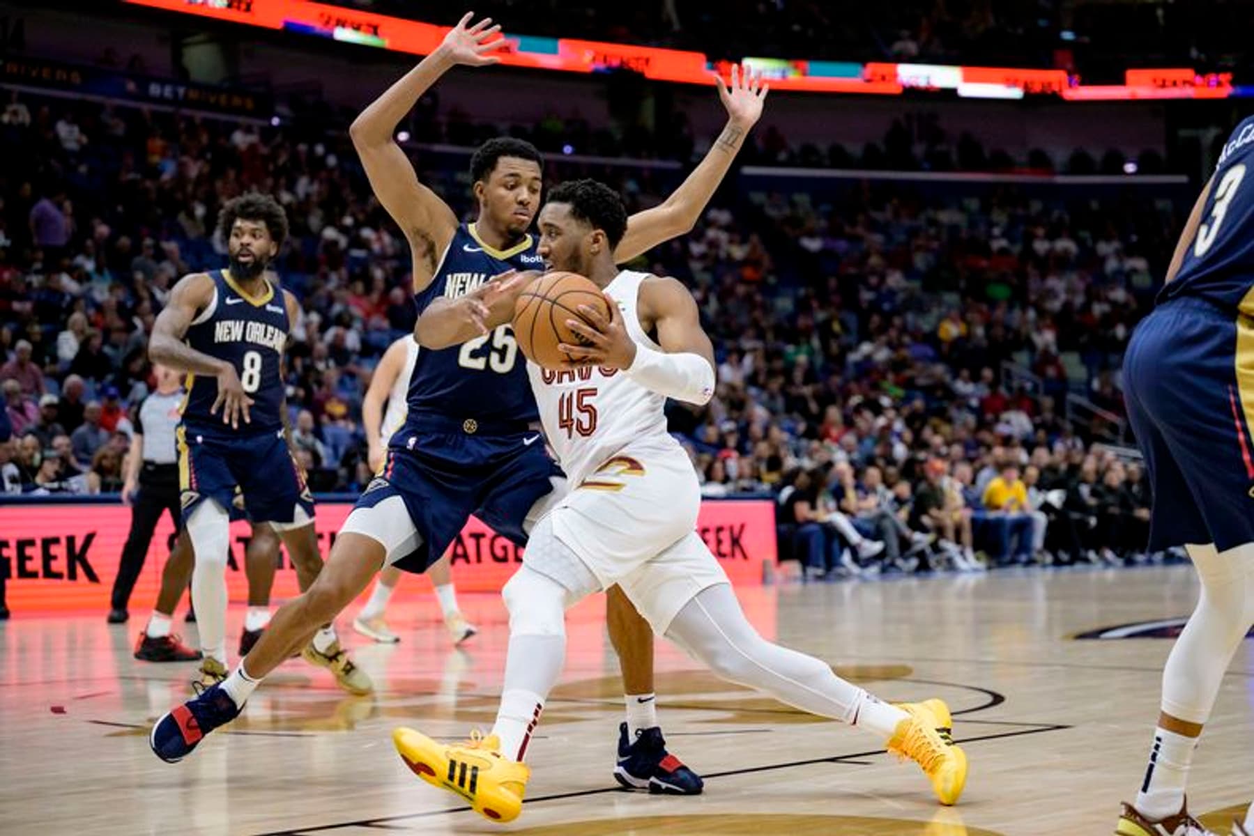 Donovan Mitchell dá show, aplica drible humilhante e lidera vitória dos Cavaliers na NBA