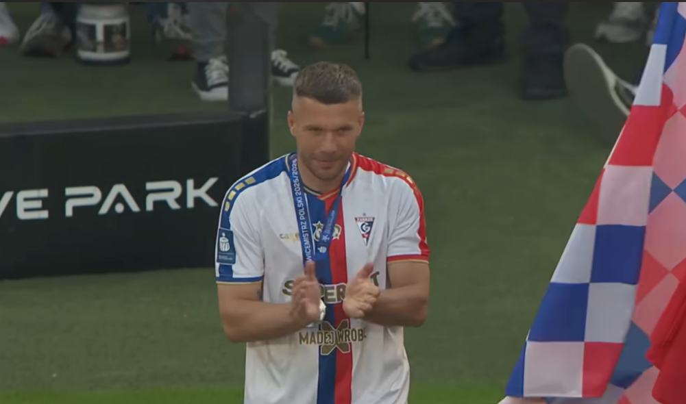 Adeus aos gramados: Podolski encerra carreira e assume comando do clube do coração na Polônia