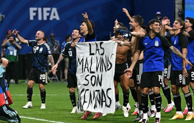 Argentina exibe faixa sobre as Malvinas após vitória sobre Inglaterra e pode entrar na mira da Fifa