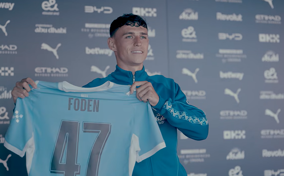 Manchester City renova contrato de Phil Foden até 2030; meia celebra permanência no clube