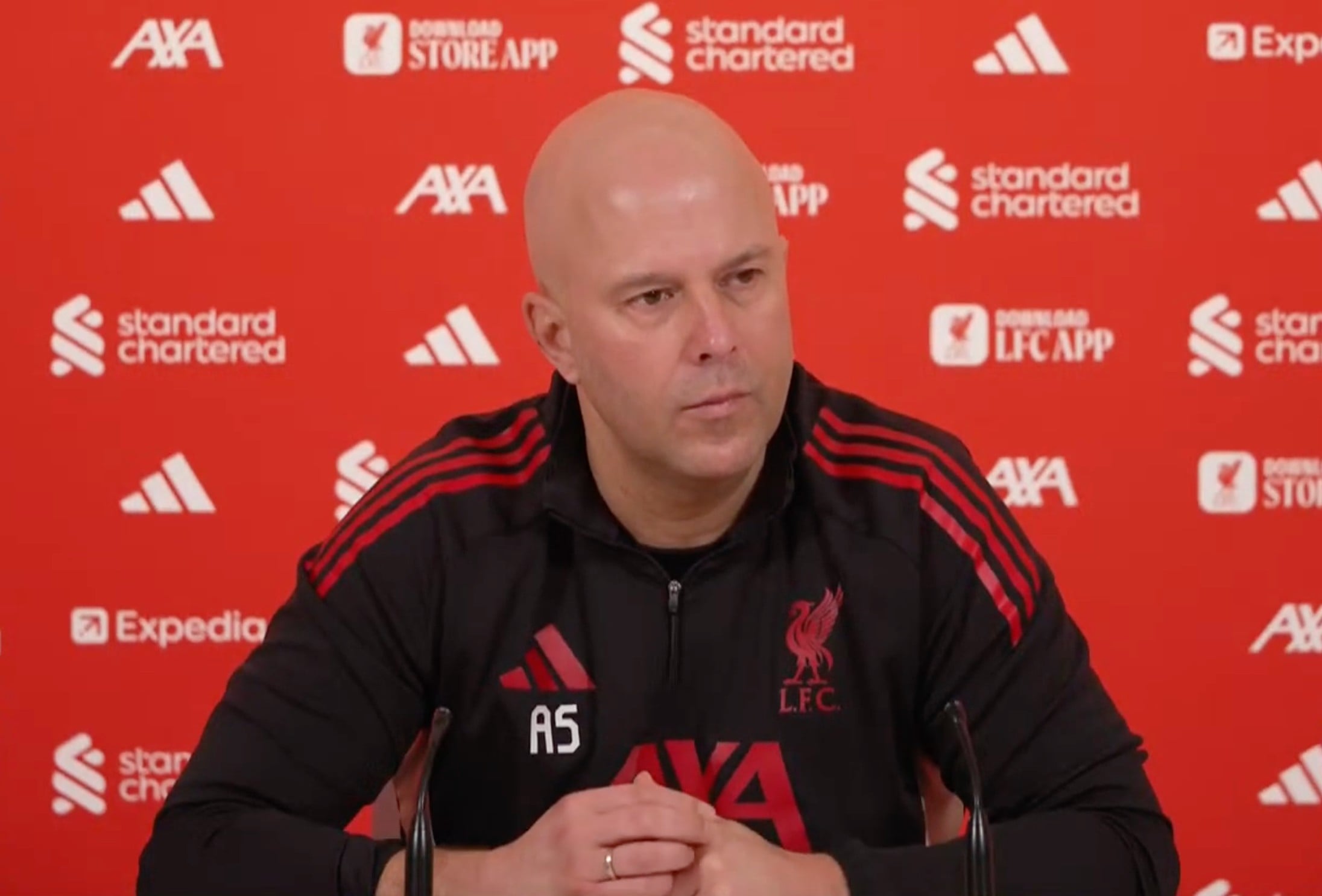 Arne Slot garante respaldo no Liverpool em meio à má fase e protestos por ingressos caros