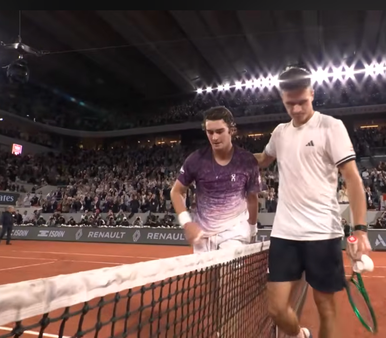 João Fonseca é superado por Jakub Mensik e se despede de Roland Garros nas quartas de final