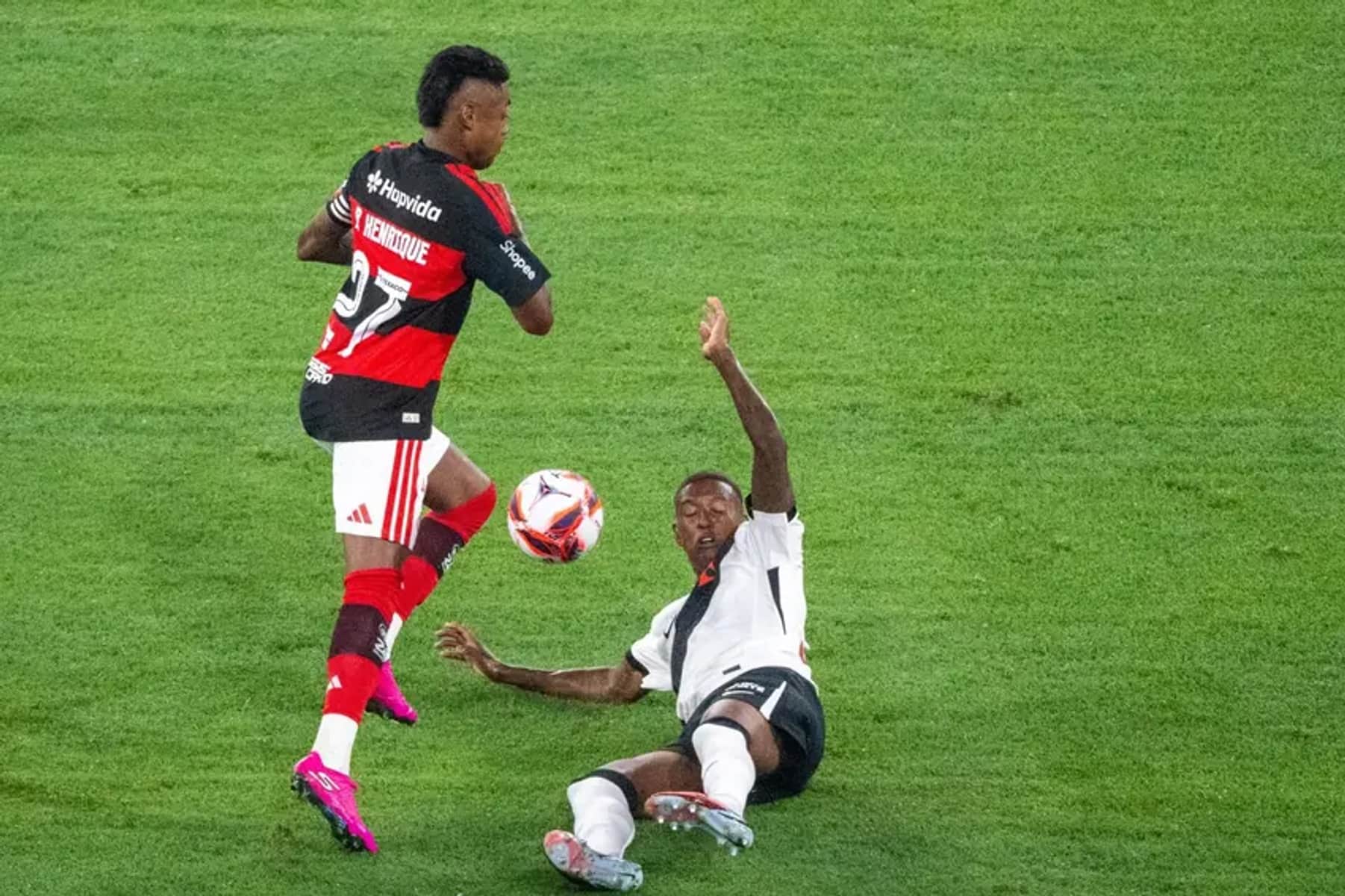 Flamengo vira sobre o Santos no Maracanã, embala no Brasileirão e segue no topo da tabela