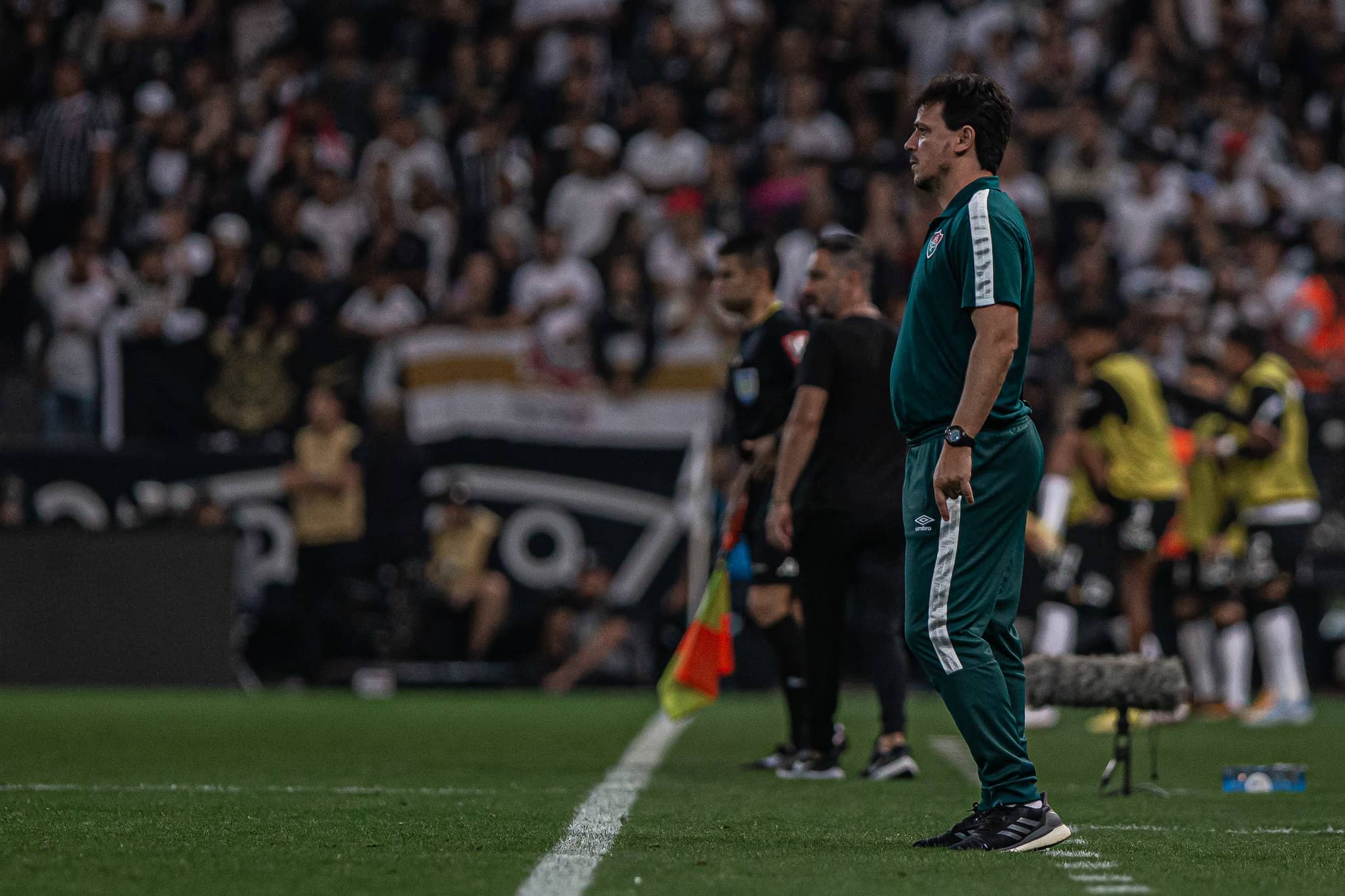 Fernando Diniz inicia reformulação no Corinthians e mira recuperação de Garro e jovens da base