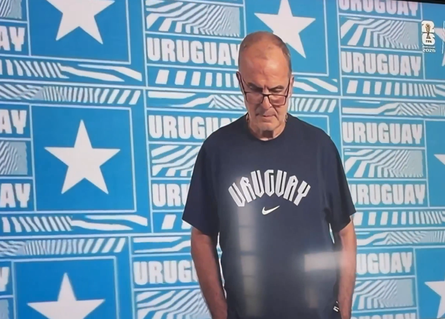 Bielsa se irrita após gesto viralizar antes de Uruguai x Arábia Saudita: “Não sou modelo”