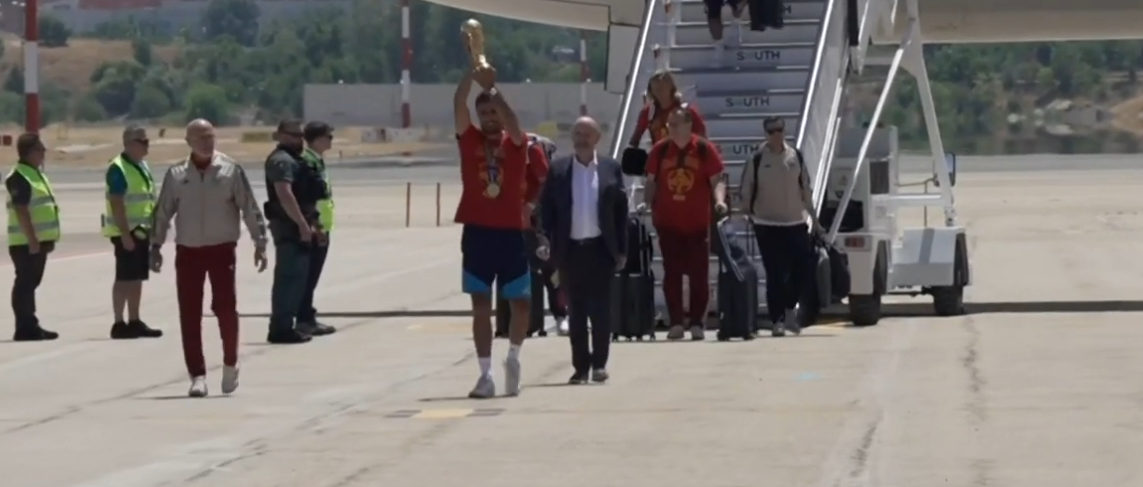 Espanha desembarca em Madri com a taça da Copa do Mundo e inicia festa pelo bicampeonato