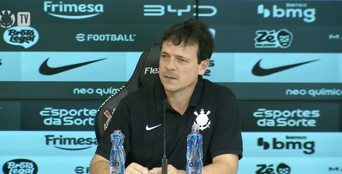 Diniz se irrita com Gabriel Paulista durante classificação do Corinthians na Copa do Brasil
