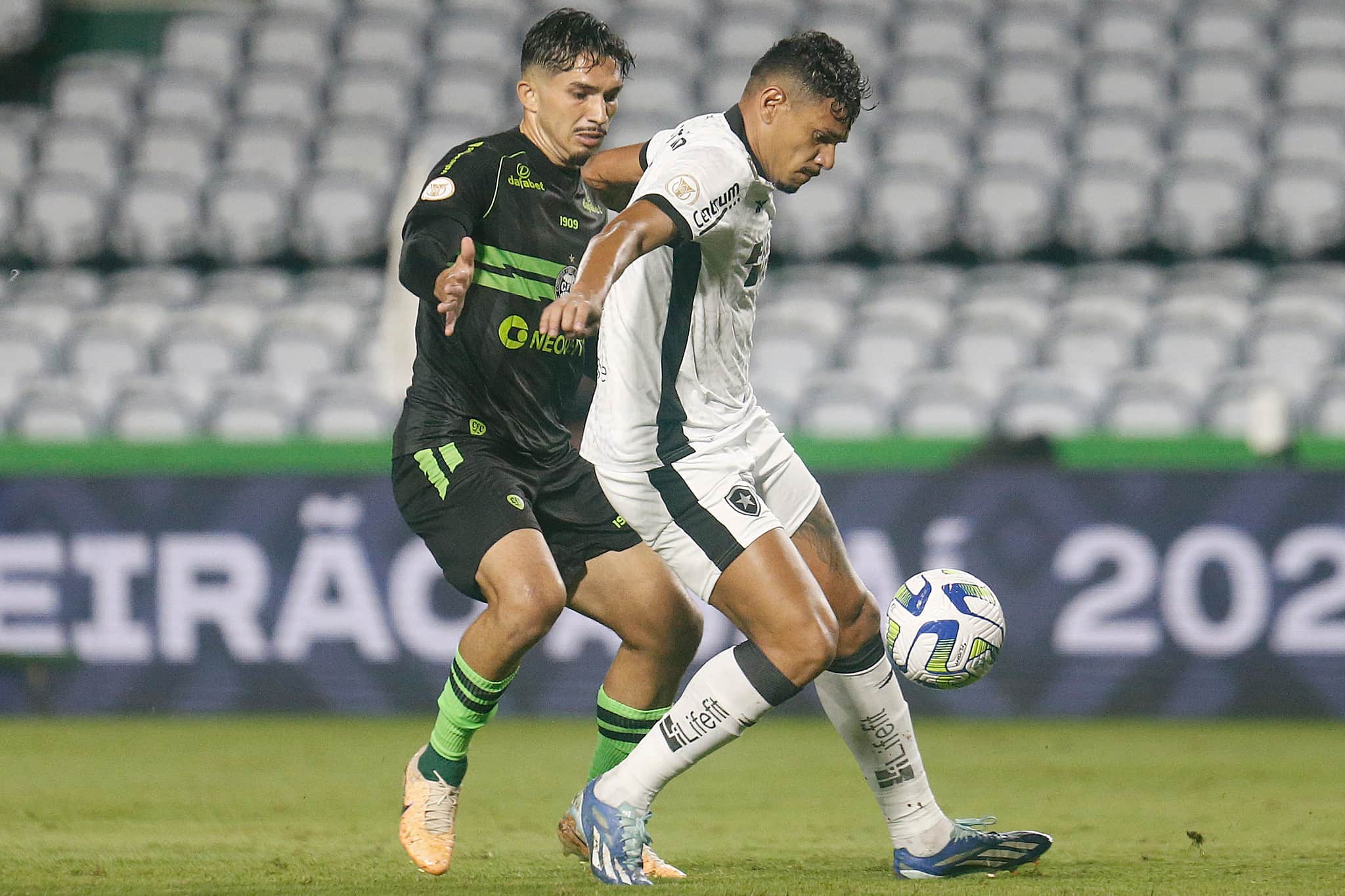 Botafogo cede empate no fim, e Coritiba arranca 2 a 2 em duelo movimentado pelo Brasileirão