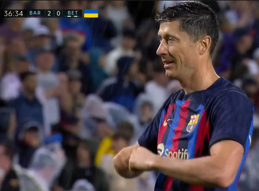 Lewandowski anuncia saída do Barcelona após quatro temporadas e legado de títulos