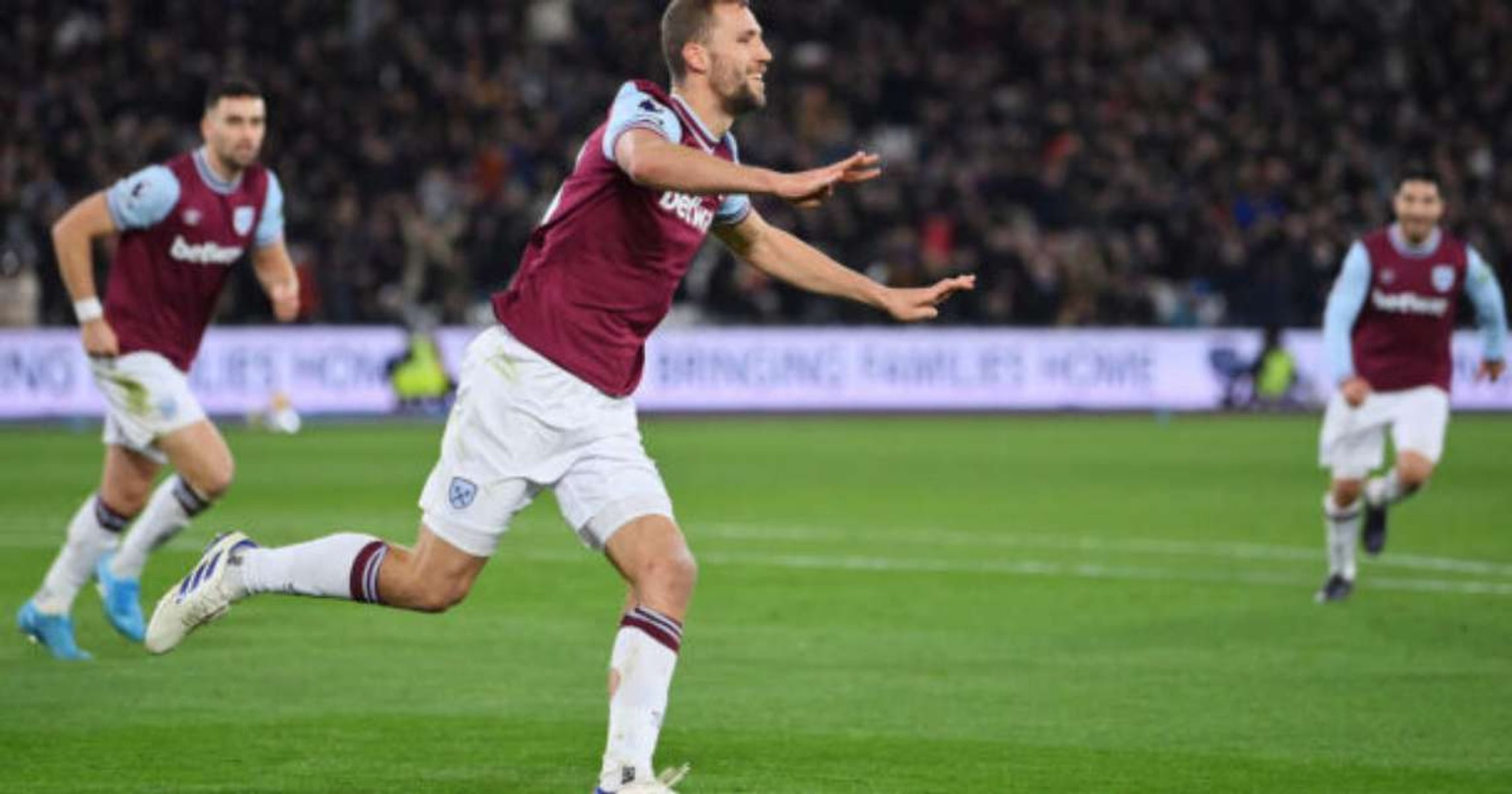 West Ham goleia, sai do Z3 e afunda Tottenham na zona de rebaixamento da Premier League