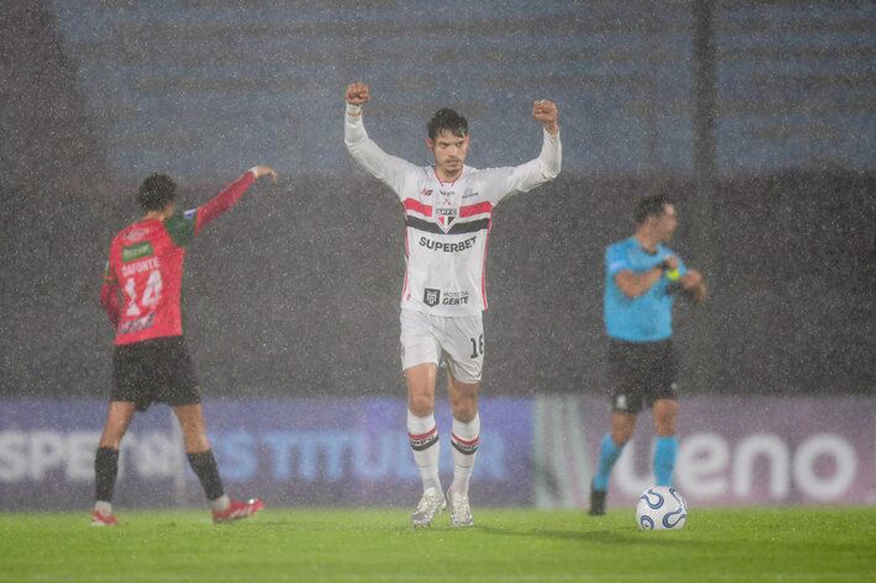 São Paulo vence Boston River sob tempestade no Centenário e estreia com triunfo na Sul-Americana
