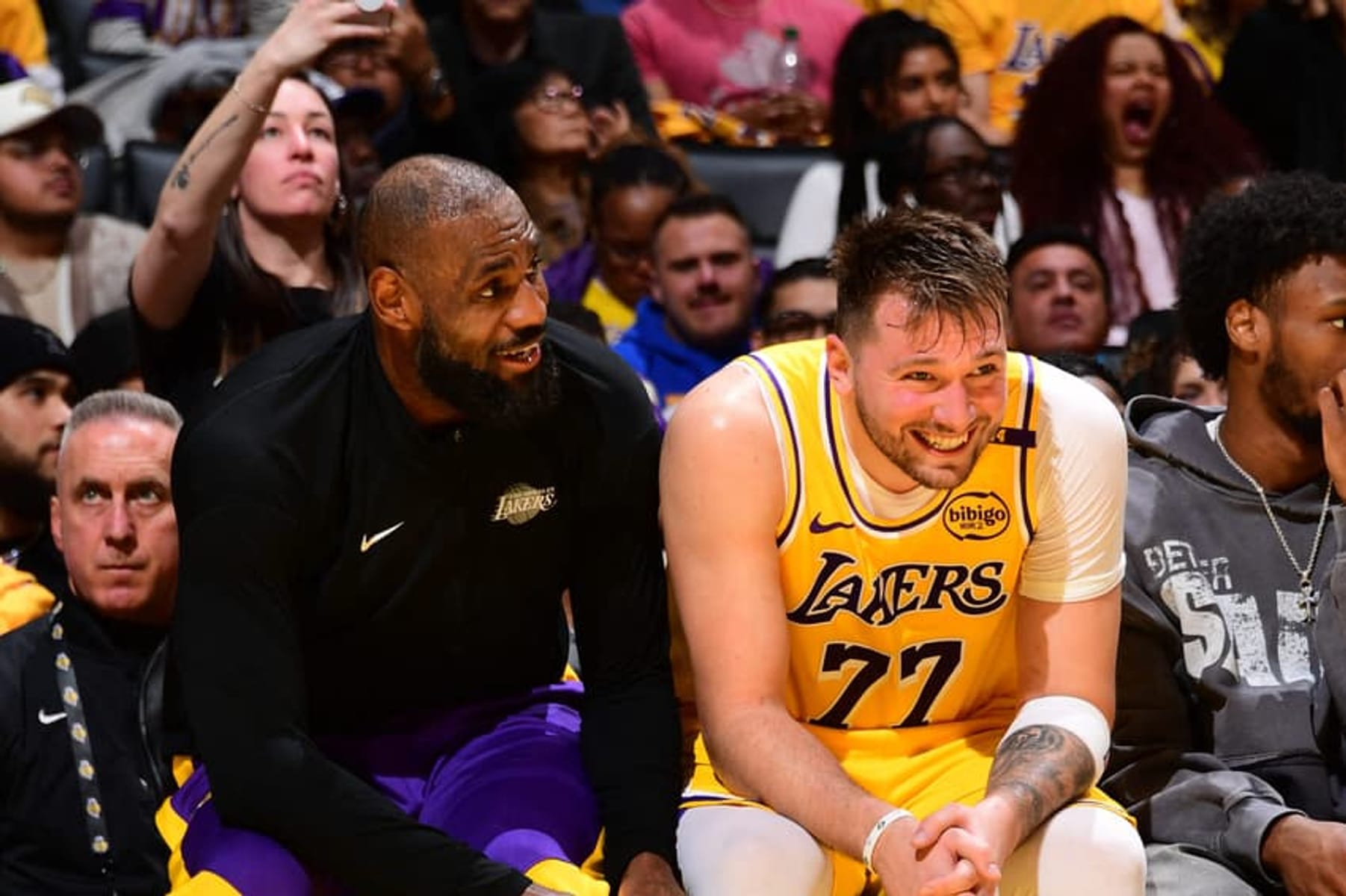Luka Dončić sofre lesão na coxa, preocupa Lakers e pode desfalcar reta decisiva da NBA
