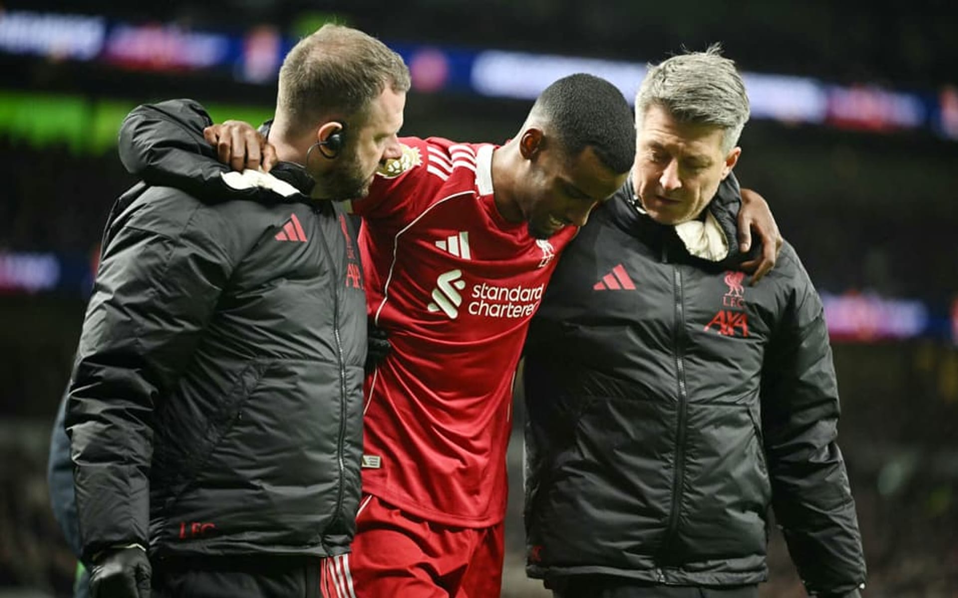 Isak volta após lesão, e técnico do Liverpool tenta contornar baixa de Ekitike antes de clássico com Everton