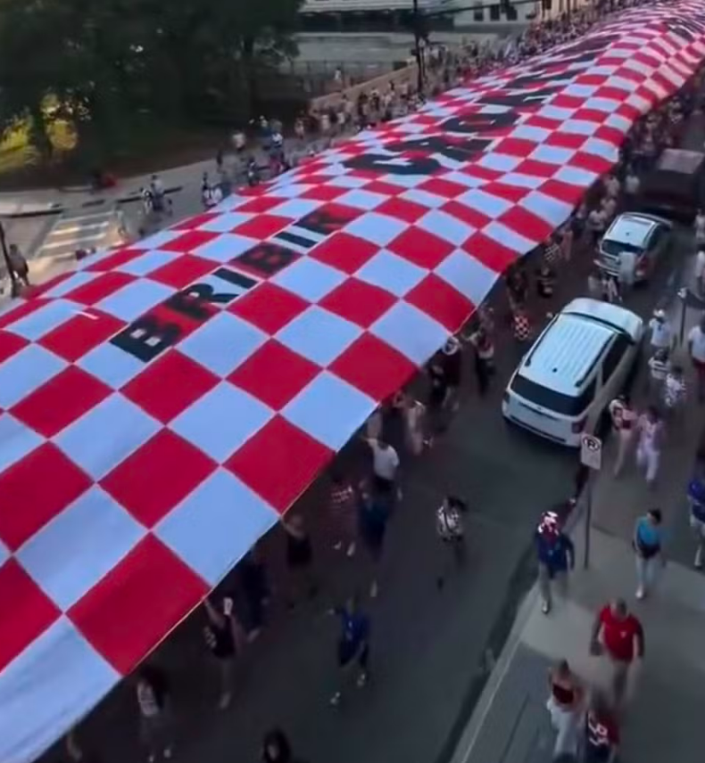Torcida da Croácia toma as ruas de Dallas antes de estreia na Copa