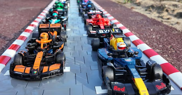 Velocidade por diversão: pilotos vão desfilar em Silverstone com carros de Lego antes do GP da Inglaterra