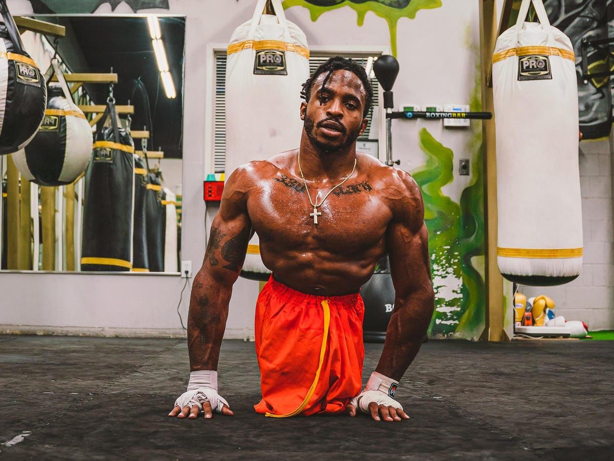 Legless Actor American athlete born without legs successfully makes his MMA debut
